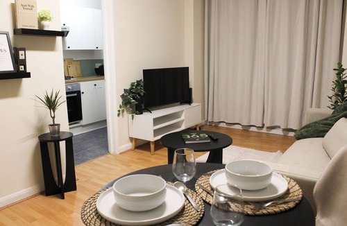 Broad Green Apartment | Cosy Flat | 15 mins to Central London | Free off Street Parking and Strong WiFi