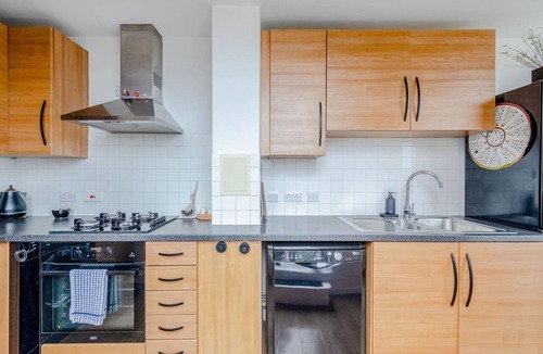 Whitechapel Apartment | COSY MODERN 1 BD FLAT W/TERRACE IN ALDGATE EAST NEAR TOWER BRIDGE