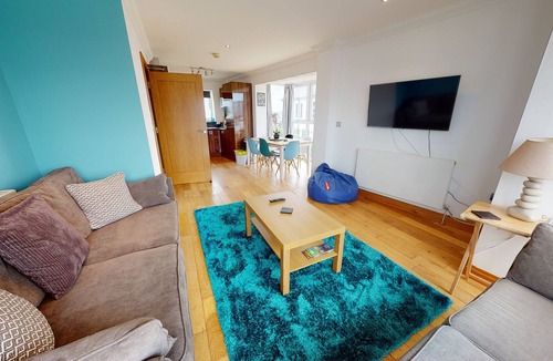 Pembroke Dock Apartment | Cosy Modern Town House in Quiet Location- Sleeps 8