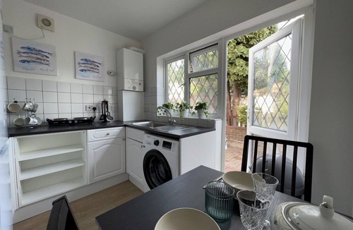 Barnehurst Apartment | Cosy Studio Flat Close To Bexleyheath Centre - Pass the Keys