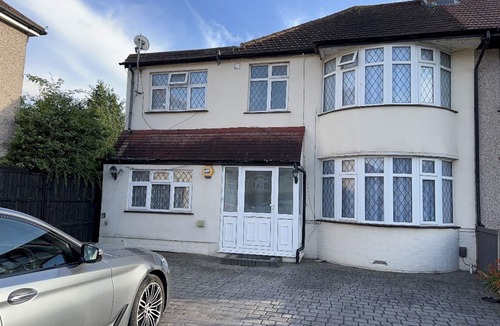 Barnehurst Apartment | Cosy Studio Flat Close To Bexleyheath Centre - Pass the Keys