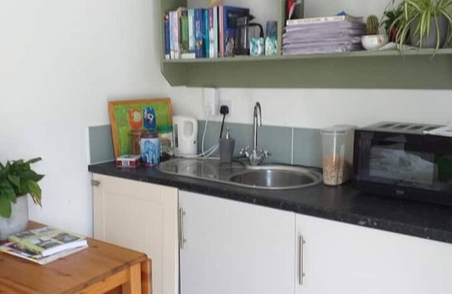 Leamington Spa Apartment | Cosy sunny private self-contained studio close to the town and train station
