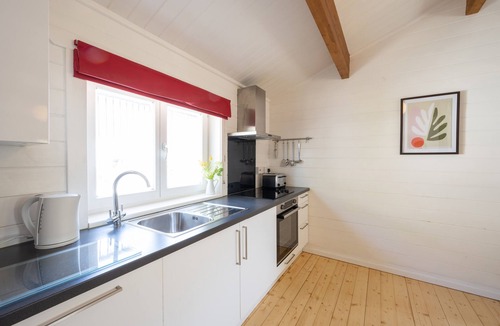 Bude Cabin | Cosy Two-Bed Cabin, 5 Minutes from the Coast