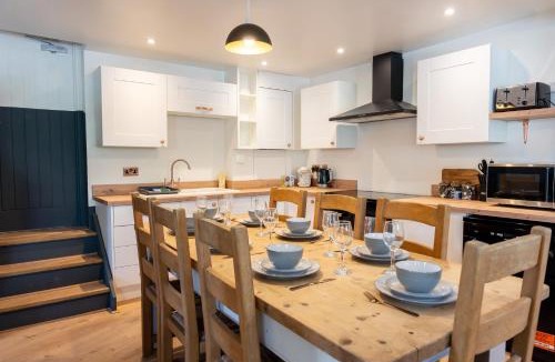 Stroud House | Cotswolds-Stroud-Large 5 Bedroom Home-Pool Table-Sleeps 10-Work or Leisure