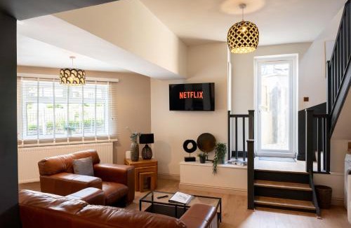 Stroud House | Cotswolds-Stroud-Large 5 Bedroom Home-Pool Table-Sleeps 10-Work or Leisure