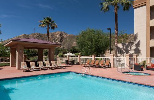 Valencia Hotel | Courtyard by Marriott Santa Clarita Valencia