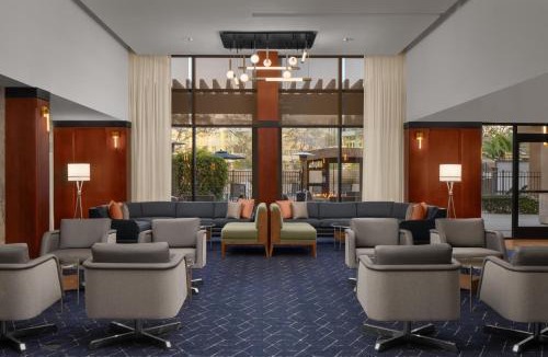 Kearny Mesa Hotel | Courtyard San Diego Central - Outdoor Pool, Bar & Restaurant