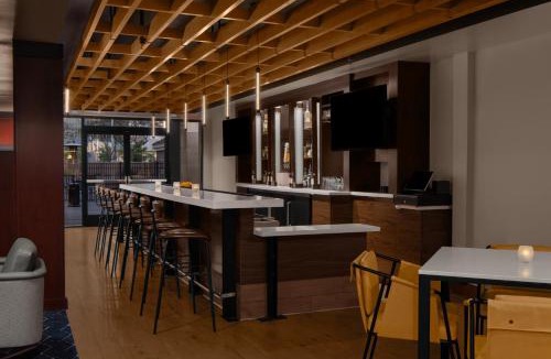Kearny Mesa Hotel | Courtyard San Diego Central - Outdoor Pool, Bar & Restaurant