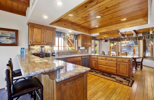 Boulder Bay Cabin | Cove Lakefront Chalet- Hot Tub- Games- Boat Dock