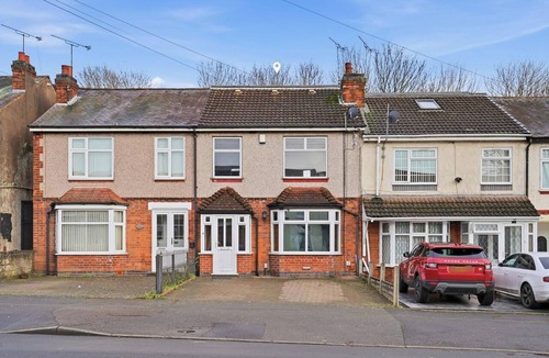 Wyken House | Coventry Stylish 4BR Home | Free Parking & Patio