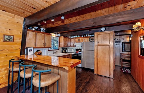 Fox Farm Cabin | Cowboy Chic by Destination Big Bear : Pool Table! Outdoor Hot Tub! Wood Burning Fireplace! WiFi! Cable! BBQ! Large Yard!
