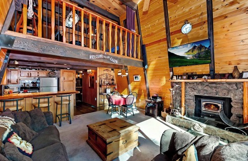 Fox Farm Cabin | Cowboy Chic by Destination Big Bear : Pool Table! Outdoor Hot Tub! Wood Burning Fireplace! WiFi! Cable! BBQ! Large Yard!
