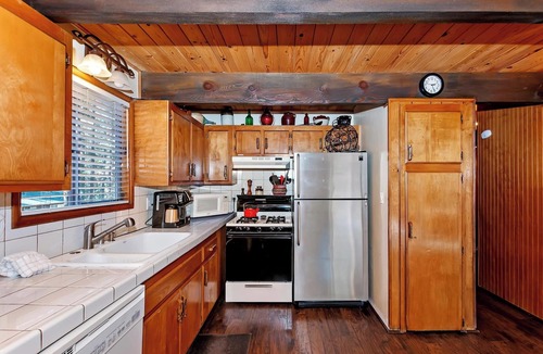 Fox Farm Cabin | Cowboy Chic by Destination Big Bear : Pool Table! Outdoor Hot Tub! Wood Burning Fireplace! WiFi! Cable! BBQ! Large Yard!