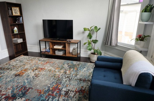 Downtown Oakland Apartment | Cozy 1-bedroom apartment in uptown Oakland, pet-friendly with off-street parking