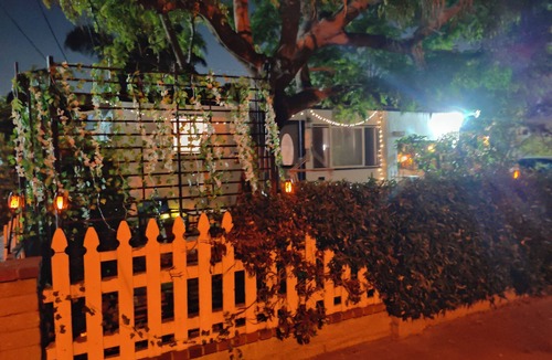 Fort MacArthur House | Cozy 2/1 house in charming San Pedro Point Fermin LA with AC, W/D, fenced yard