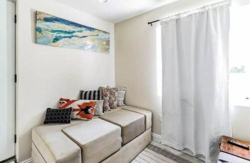 Santa Clarita House | Cozy 2 bdrm Home in the Heart of SCV near Six Flags
