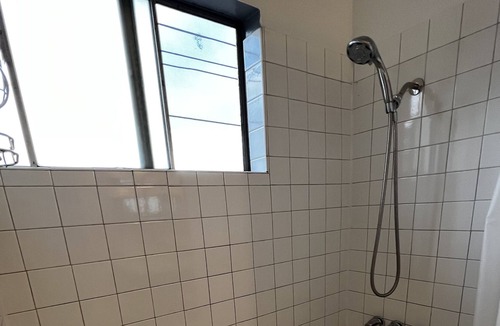Lawndale House | Cozy 2 bed one bath close to beach, LAX and LA