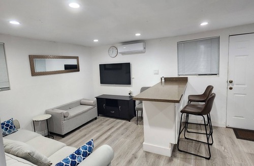 Los Angeles Apartment | Cozy 2-bedroom apartment in charming Los Angeles with AC
