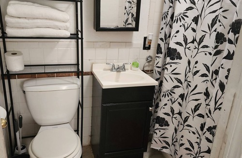 Los Angeles Apartment | Cozy 2-bedroom apartment in charming Los Angeles with AC