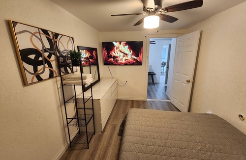 Los Angeles Apartment | Cozy 2-bedroom apartment in charming Los Angeles with AC