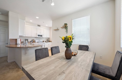 Anaheim Resort Apartment | Cozy 2-bedroom apartment 7 min from Disneyland! Free parking and pool!