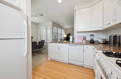 Anaheim Resort Apartment | Cozy 2-bedroom apartment 7 min from Disneyland! Free parking and pool!