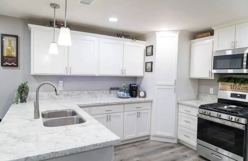 Dinuba House | Cozy 2-bedroom house in charming Dinuba with AC, WiFi, a pool and a fitness room