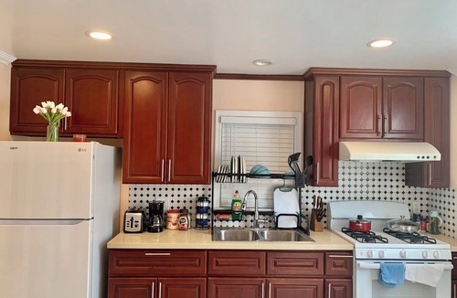 Bassett House | Cozy 2-Bedroom House Kitchen & Bath + Backyard