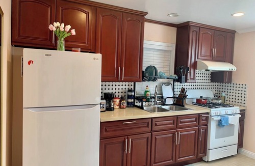 Bassett House | Cozy 2-Bedroom House Kitchen & Bath + Backyard