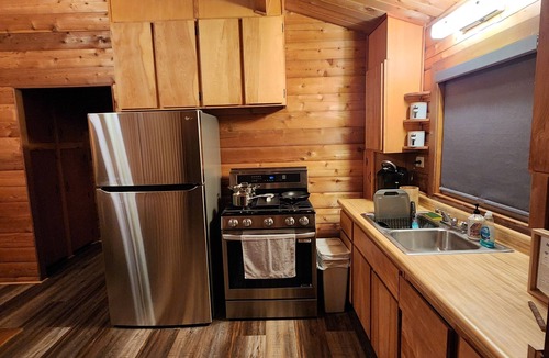 Alta Sierra Cabin | Cozy 2-bedroom Cedar cabin in charming Sequoia National Park with WiFi