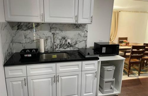 Adams Hill Apartment | Cozy 2 BR Apartment Glendale