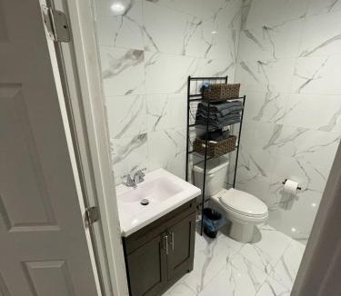Adams Hill Apartment | Cozy 2 BR Apartment Glendale