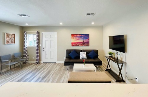 Santa Ana House | Cozy 2 BR Private Home Near Disney, Little Saigon