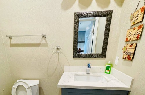 Santa Ana House | Cozy 2 BR Private Home Near Disney, Little Saigon