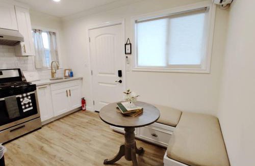 El Monte House | Cozy 2B1B Guest House with Private Entrance and Parking