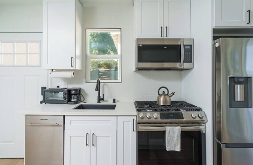 Crescenta Highlands House | Cozy 2BDR House with Fenced-in Yard