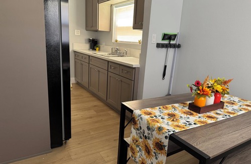 East Los Angeles House | Cozy 2BR retreat in Los Angeles near shops, dining, and local attractions