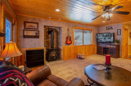 Peter Pan Cabin | Cozy 3-bedroom cabin with indoor fireplace minutes from the slopes