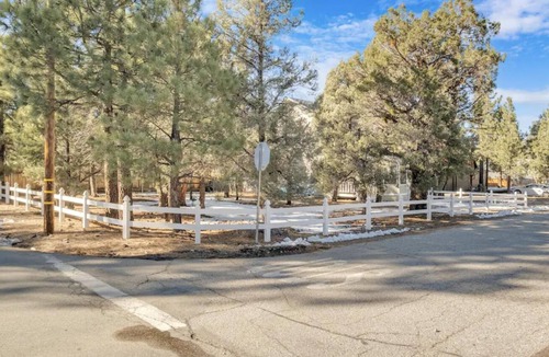 Woodlands House | Cozy 3-bedroom house in Big Bear with WiFi, Hot Tub, and outdoor Fire Place