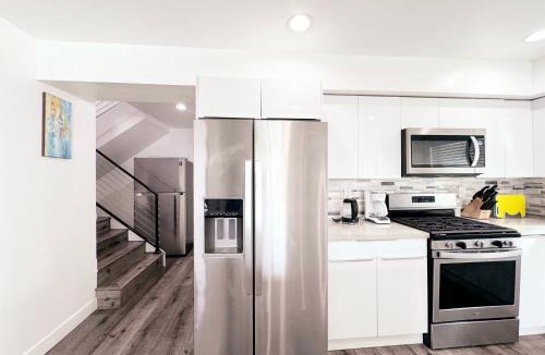 Mid City Apartment | Cozy 3 BR Townhouse with Balcony