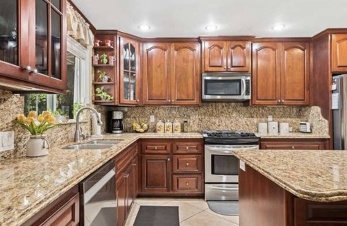 Ontario House | Cozy 3B2B Romantic 85"TV Close to Ontario Airport