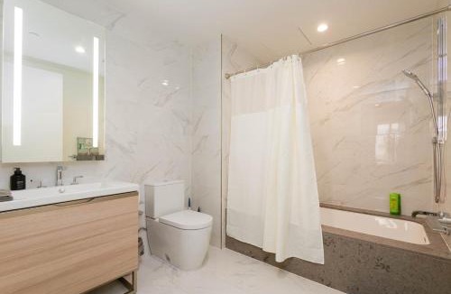 Downtown Los Angeles Apartment | Cozy 3BR High Rise with Pool with great views