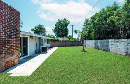 Fullerton House | Cozy 4 Bedroom Near to Disney, Arcade and Games!