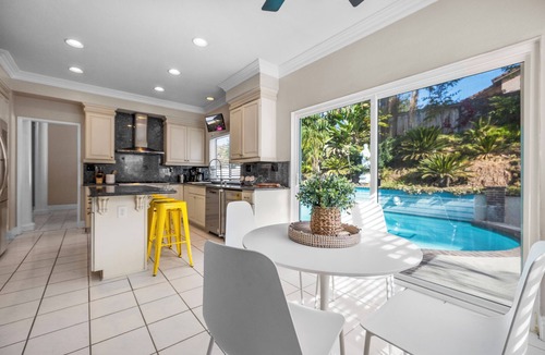 Corona House | Cozy 5-Bedroom Retreat with Pool, Jacuzzi & Game Room nn
