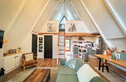 Peter Pan Cabin | Cozy A-Frame in charming Big Bear with Hot Tub