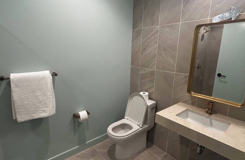 Carthay Circle Apartment | Cozy apartment in LA with WiFi, AC, fitness room sauna steam room sauna and pool