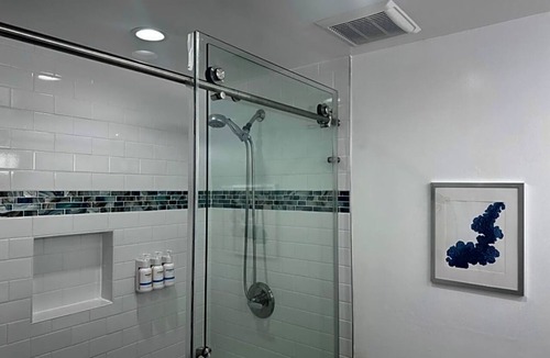 Old Towne Hotel | Cozy Beach Retreat Ideal for Families and Pet Owners