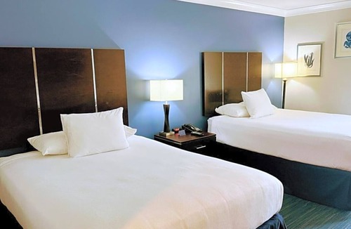 Old Towne Hotel | Cozy Beach Retreat Ideal for Families and Pet Owners
