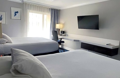 Old Towne Hotel | Cozy Beach Retreat Ideal for Families and Pet Owners