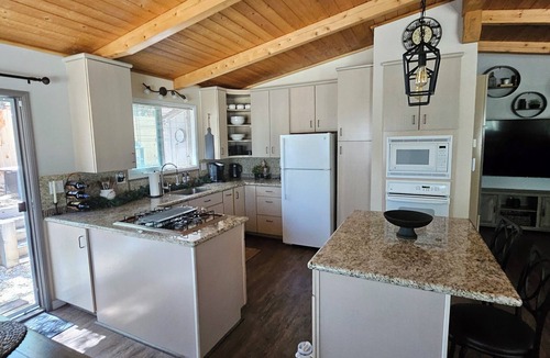 Big Bear House | Cozy, beautifully cabin steps away from hiking and minutes from Big Bear lake